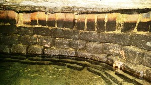 Puetz_mit_kristallklarem_Wasser_in_der_Schlossstadt_Bensberg_Foto_by_Ivo_Franz