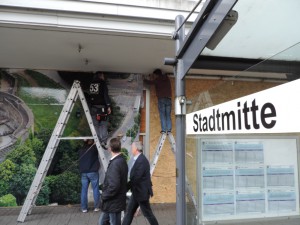 Mitarbeiter_der_CC-Werbung_aus_Muelheim_bei_der_Montage_des_Grossfotos_von_Andreas_Koehringein_IN_PROGRESS_Foto_by_Ivo_Franz