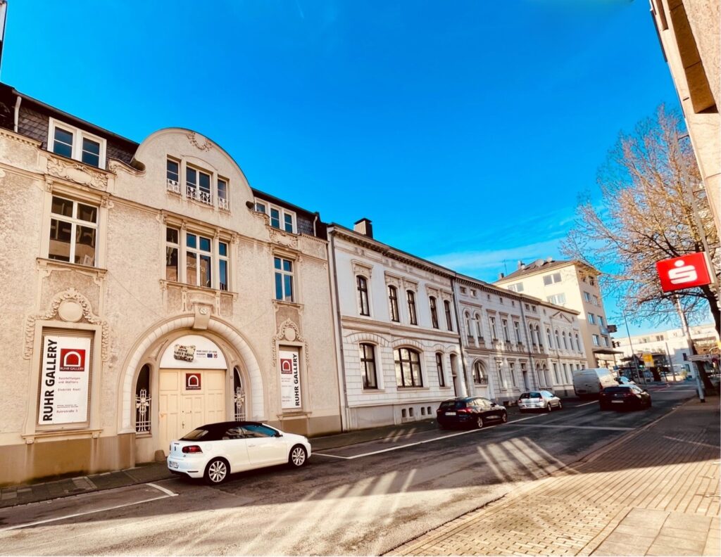 Das Bild zeigt die kleine Ruhrtraße 1 bis 9 in Mülheim an der Ruhr - vorne links die VILLA ARTIS mit der Ruhr Gallery und dem MMKM Museum Moderne Kunst Mülheim - Sitz des Mülheimer Kunstverein KKRR - Ruhrstr. 3